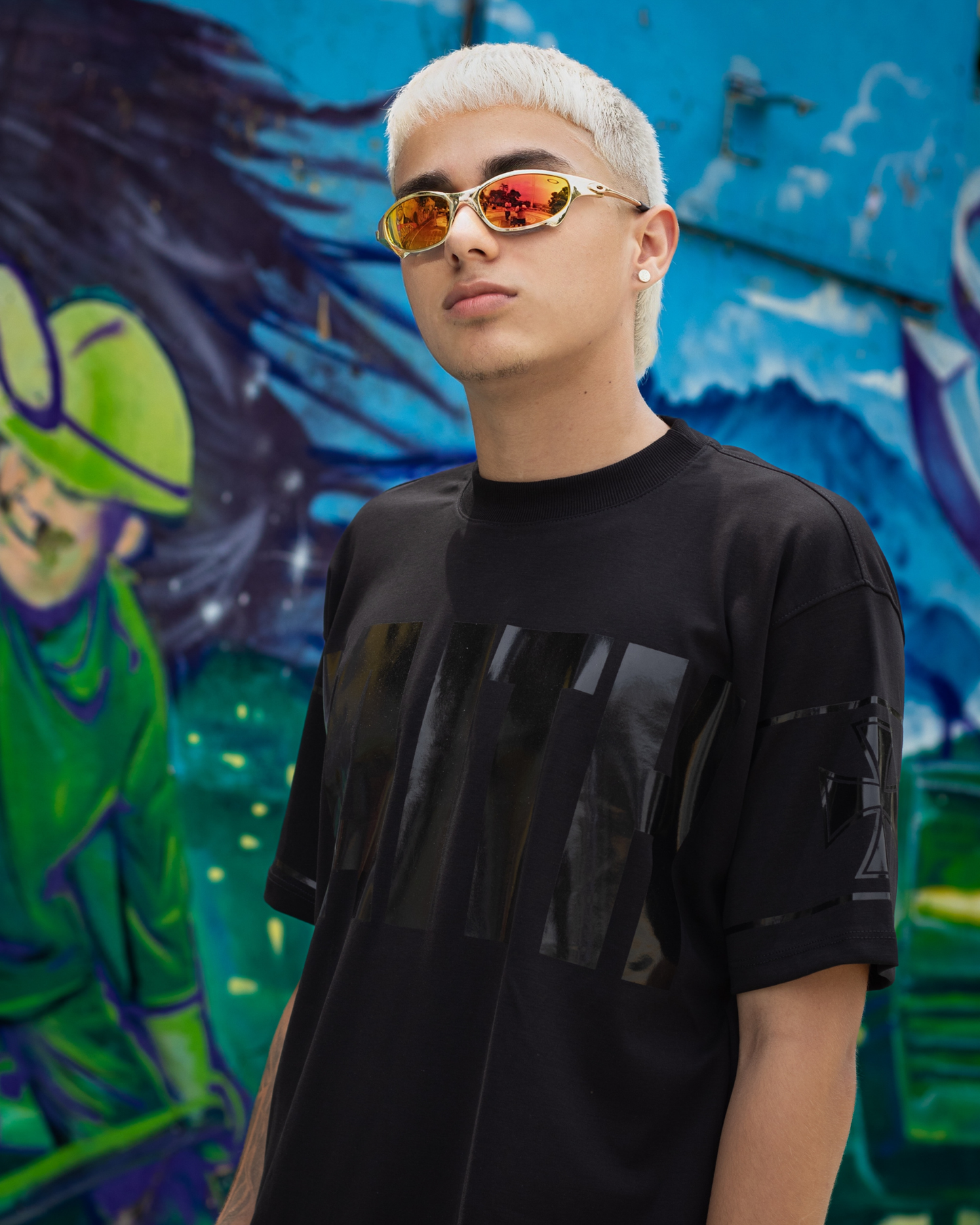 OVERSIZE NEGRA ESTAMPADO BRILLANTE