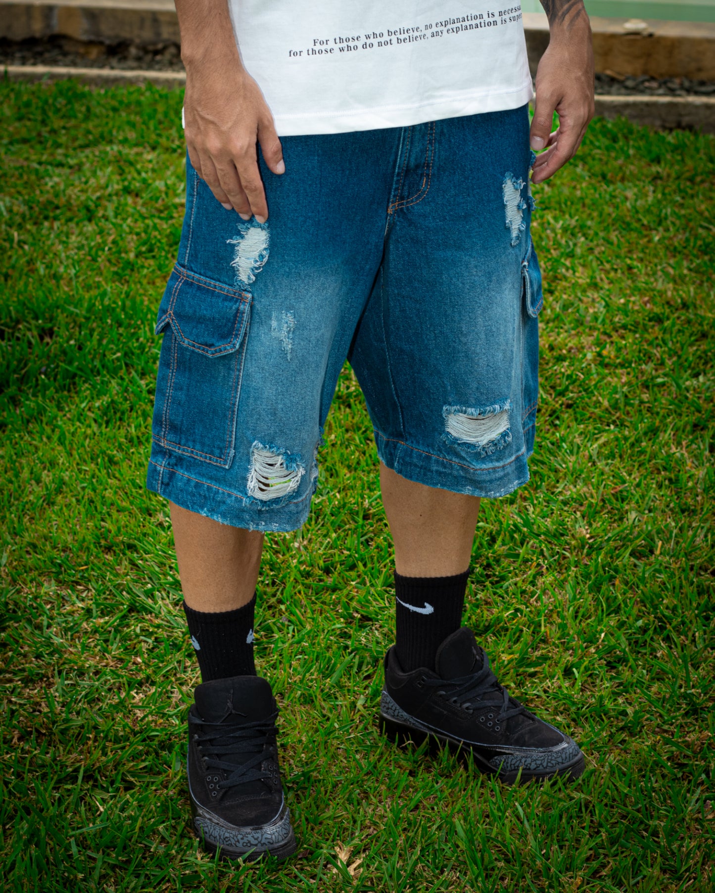 SHORT CARGO AZUL OSCURO ROTOS