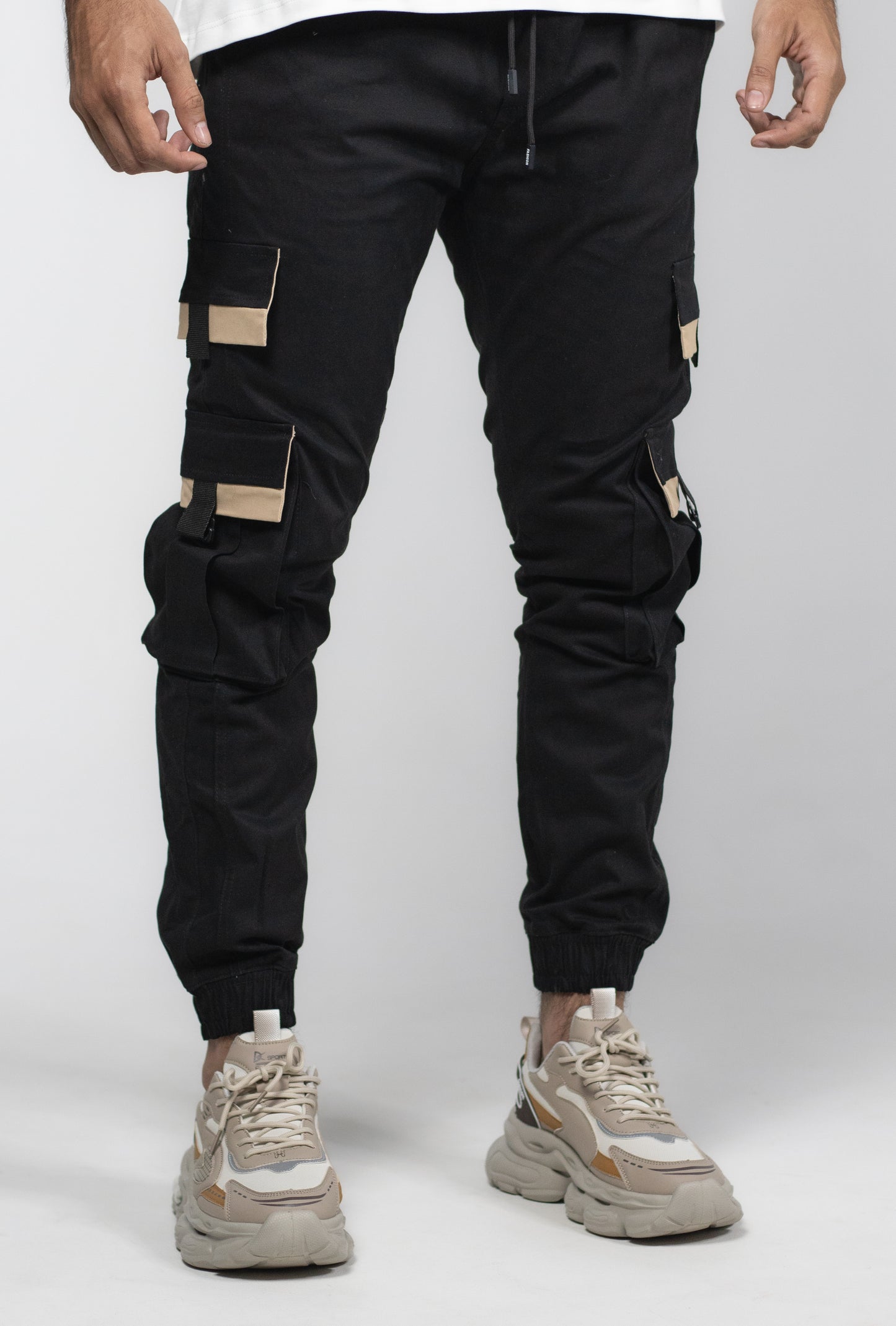 JOGGER NEGRO TAPAS BEIGE