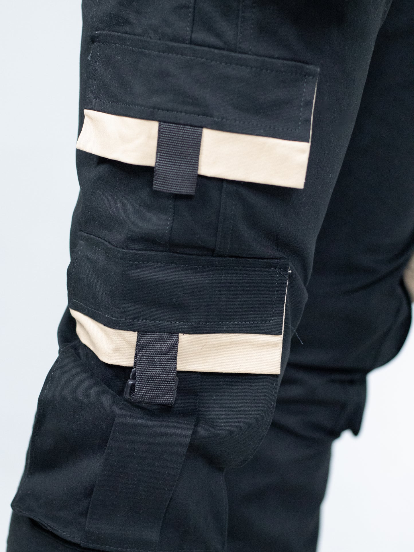 JOGGER NEGRO TAPAS BEIGE