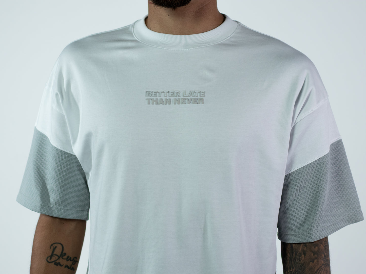 CAMISETA OVERSIZE MANGAS GRIS