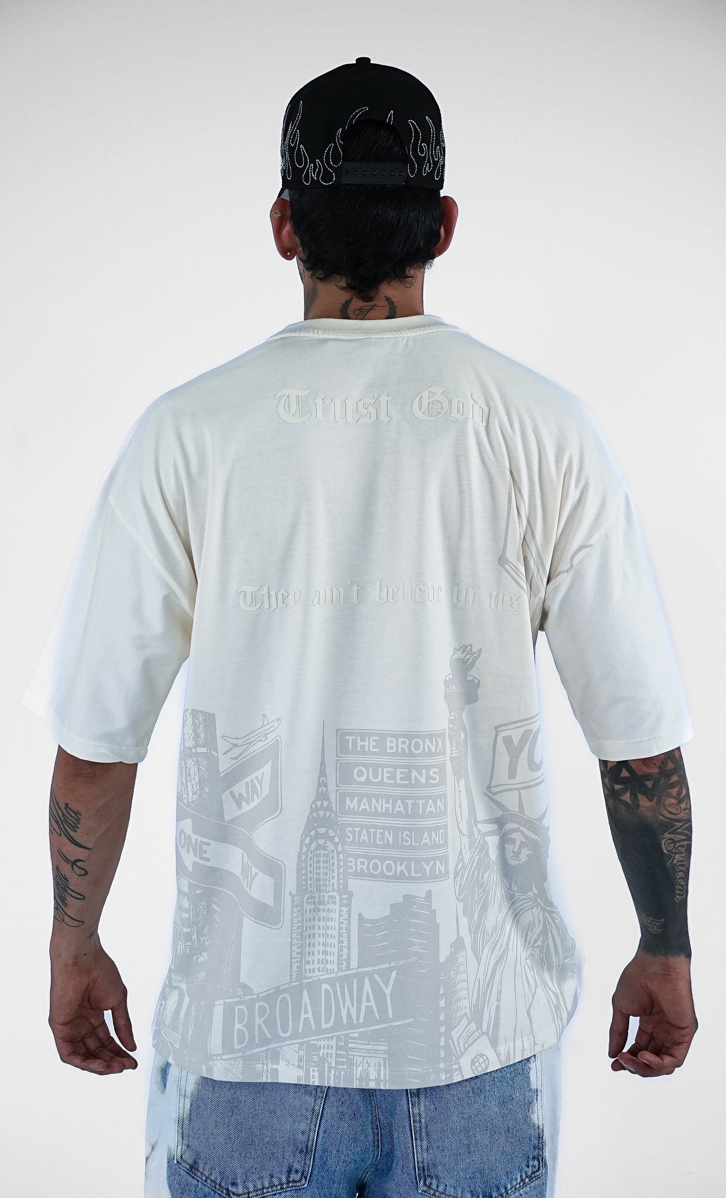 CAMISETA BLANCA OVERSIZE TRUST GOD