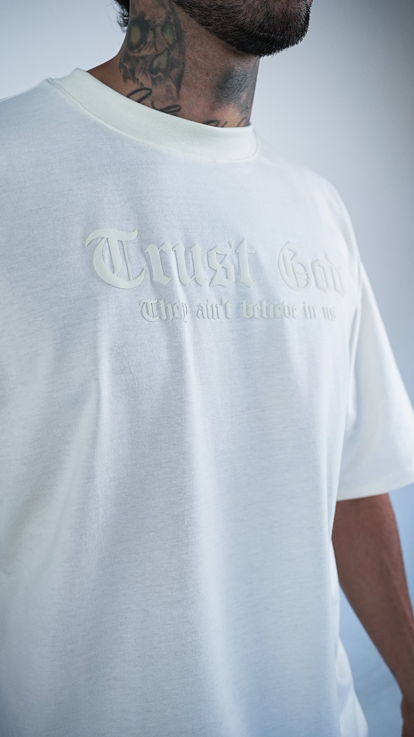 CAMISETA BLANCA OVERSIZE TRUST GOD