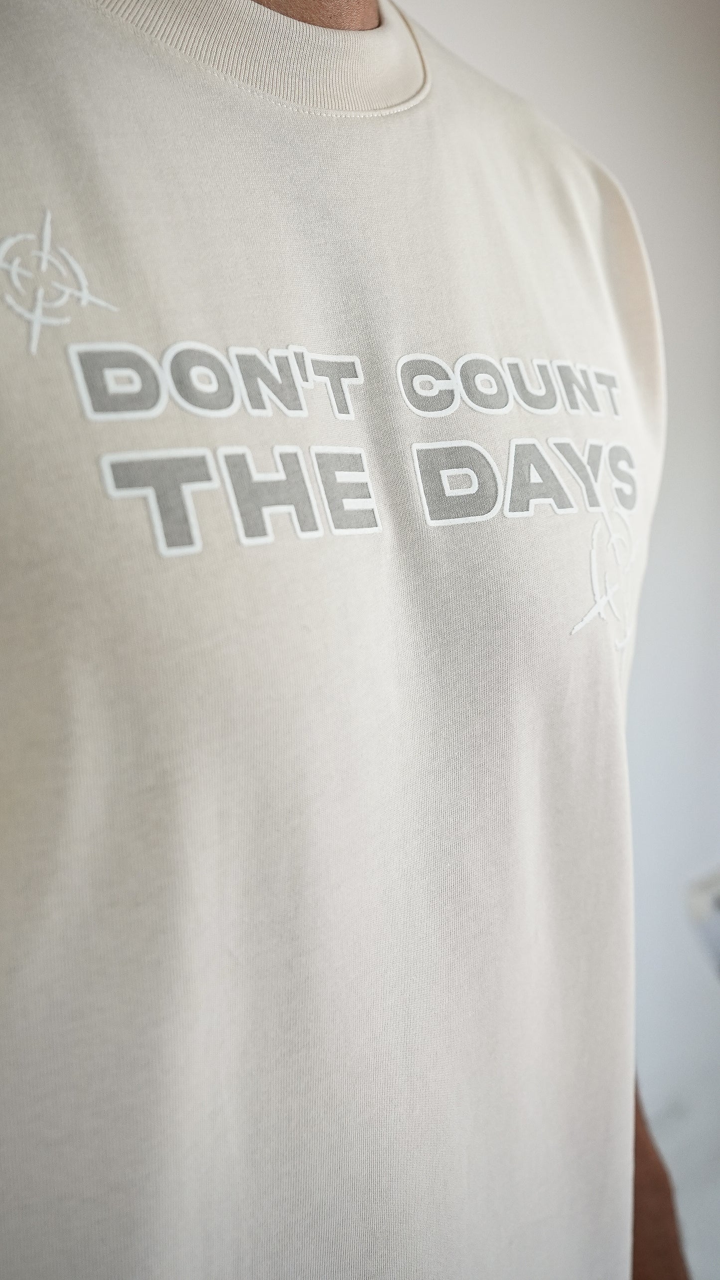 CAMISETA BEIGE DON'T COUNT