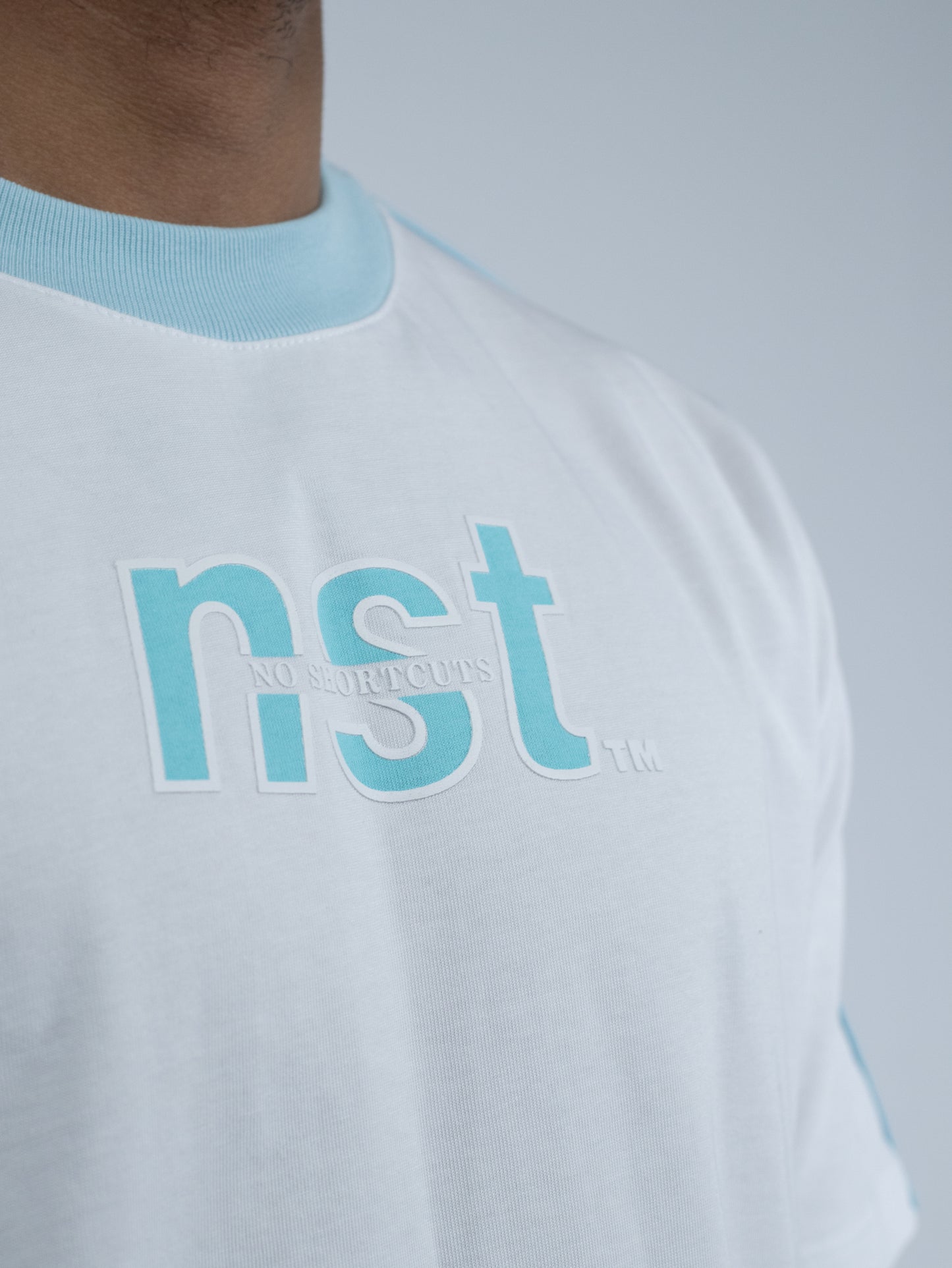 CAMISETA NST CUELLO AZUL