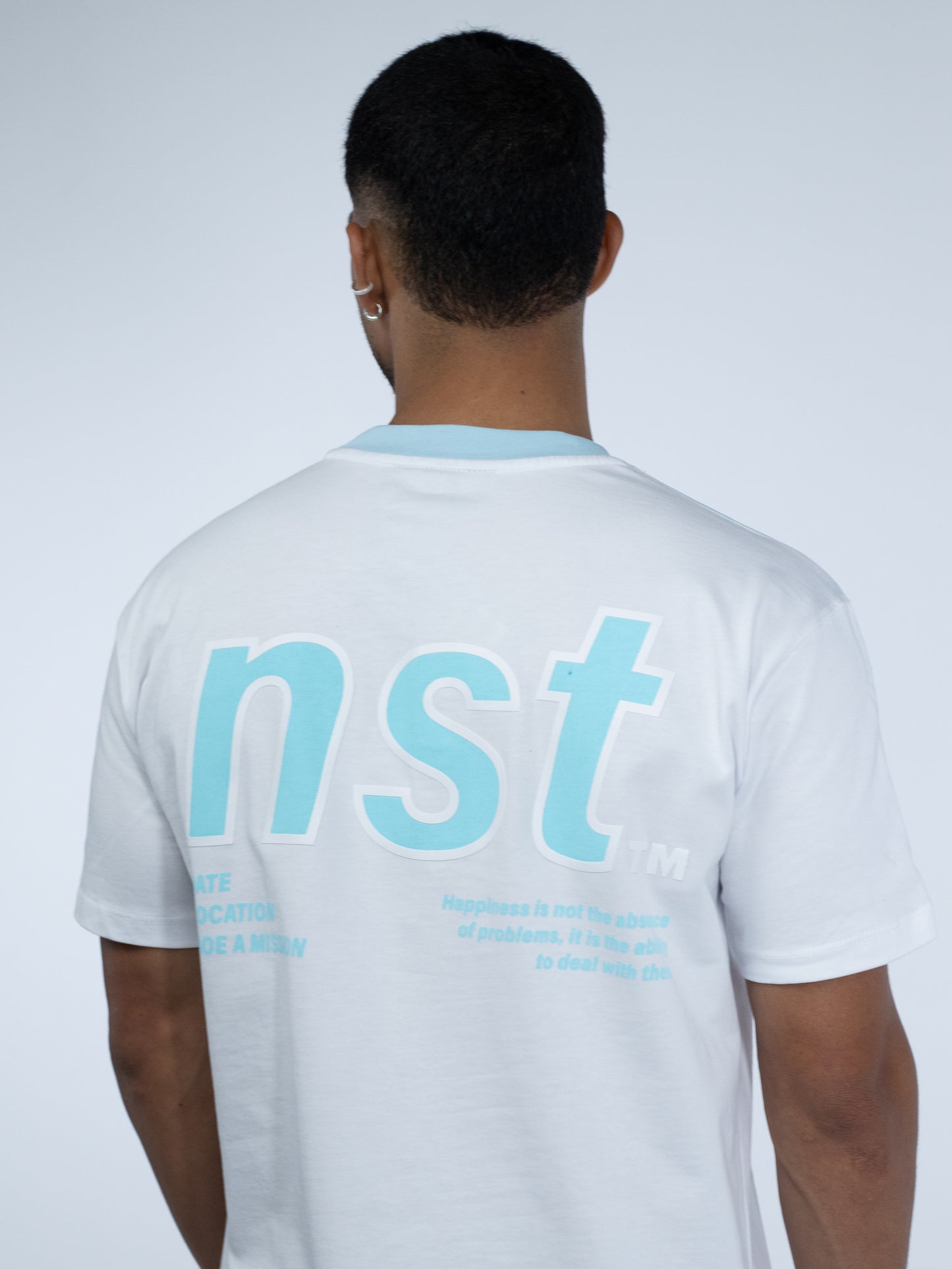 CAMISETA NST CUELLO AZUL