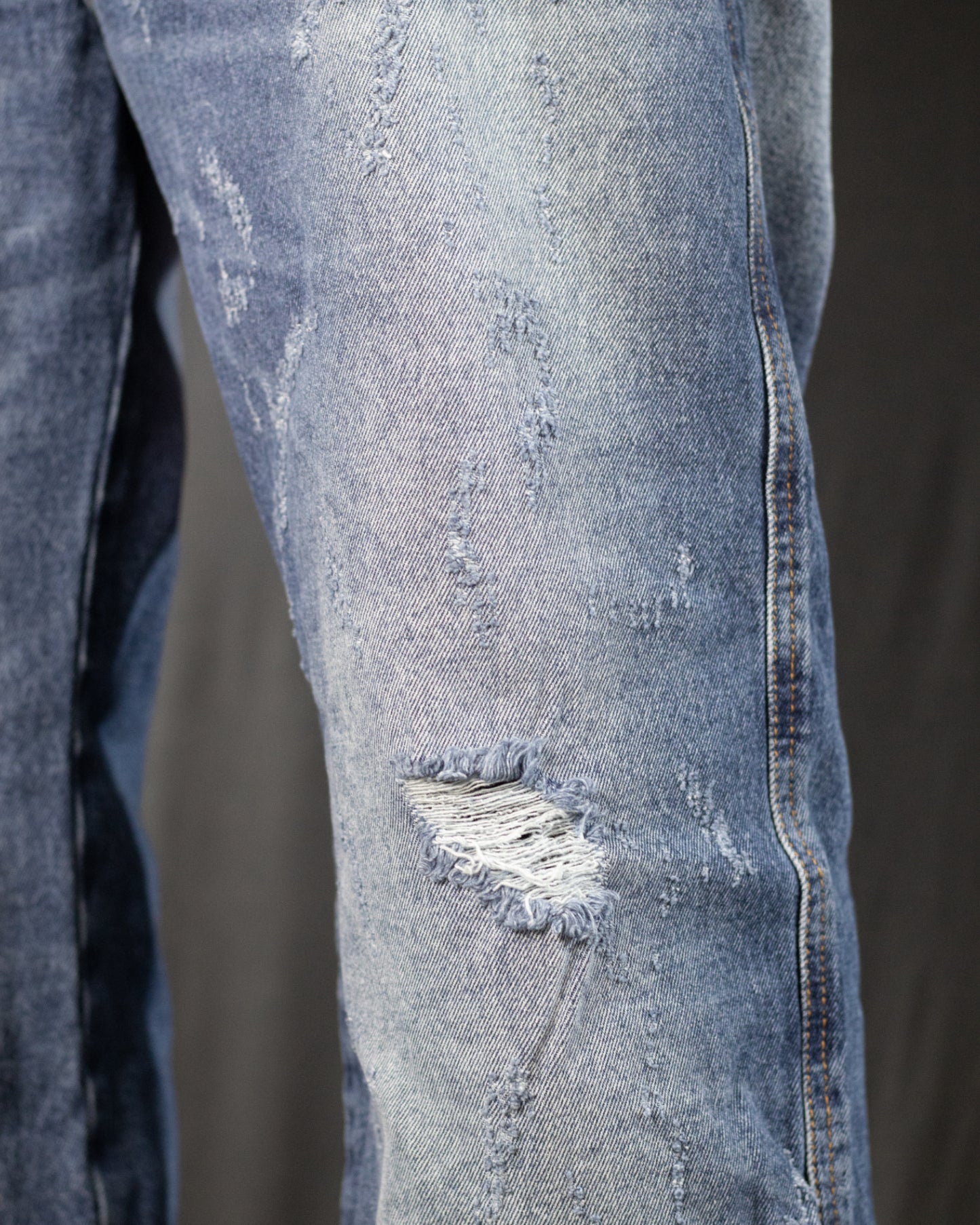 PANTALON AZUL MANCHAS Y DESGASTE