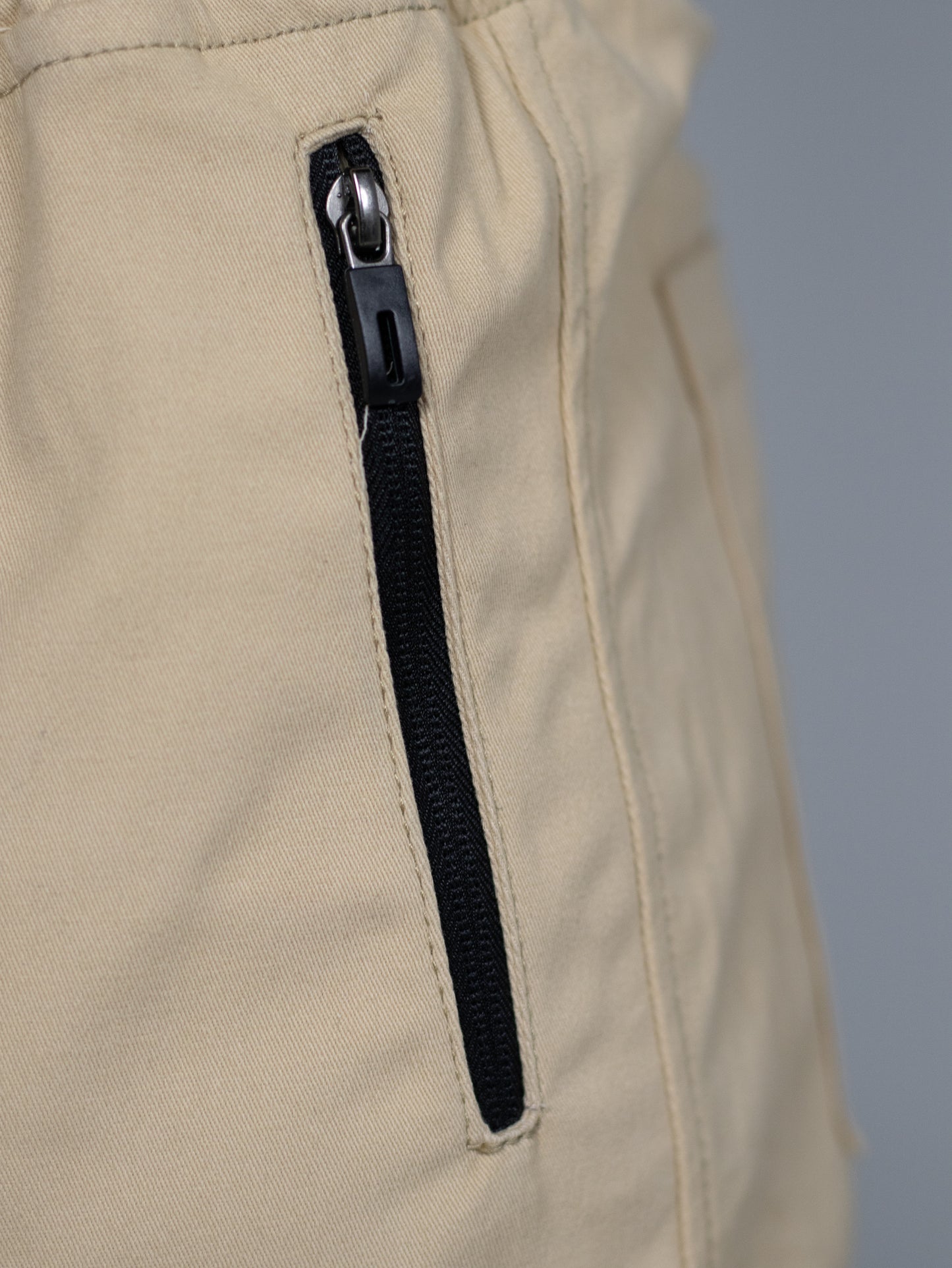 JOGGER BEIGE CIERRE DELANTERO
