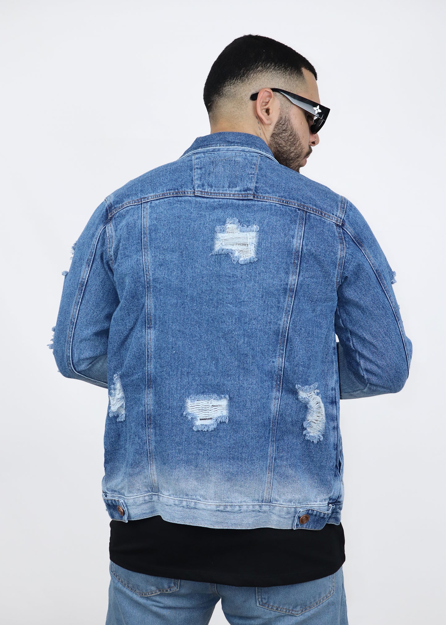 Chaqueta de jean con desgastes y degradado