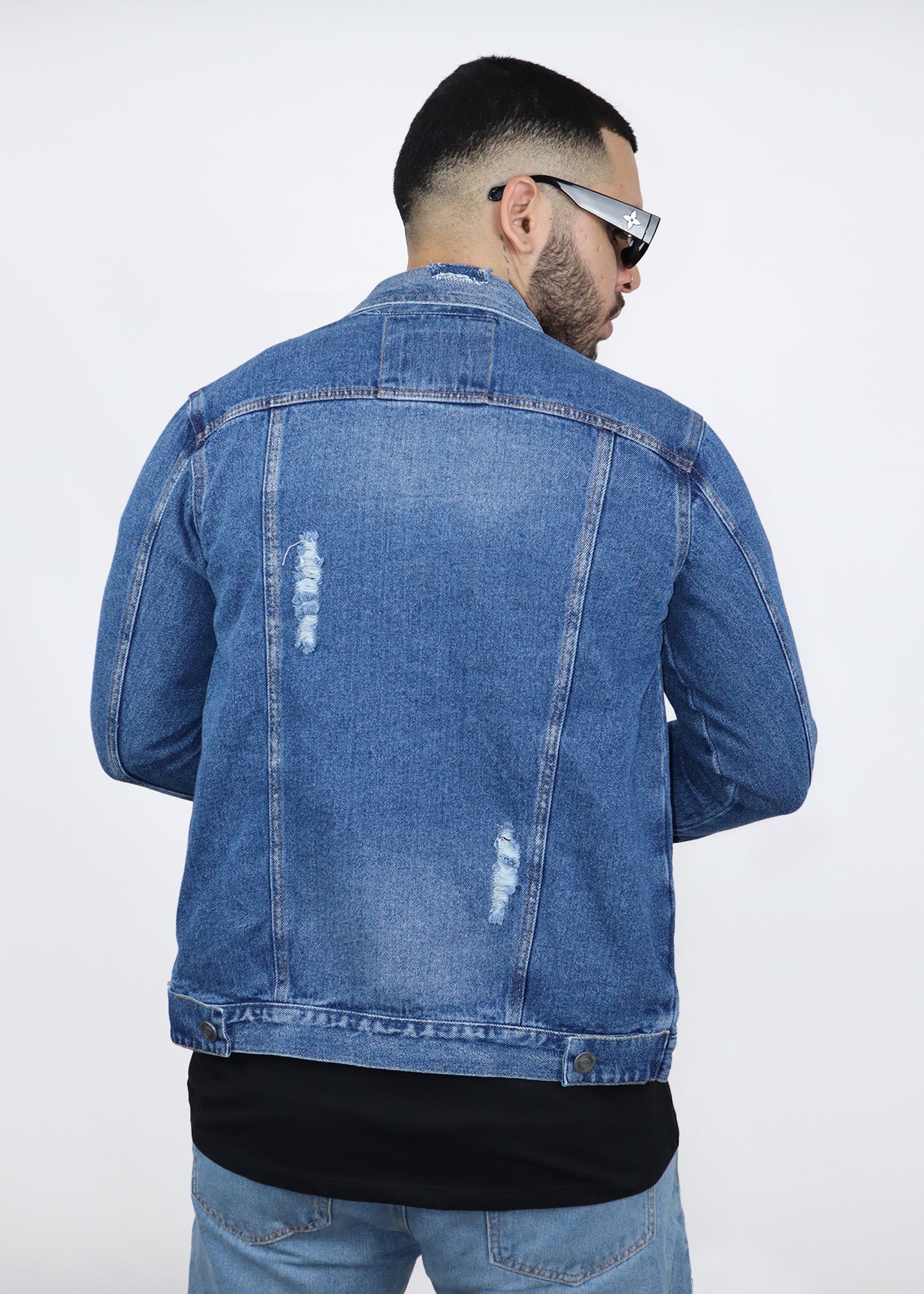 Chaqueta de jean azul con desgastes