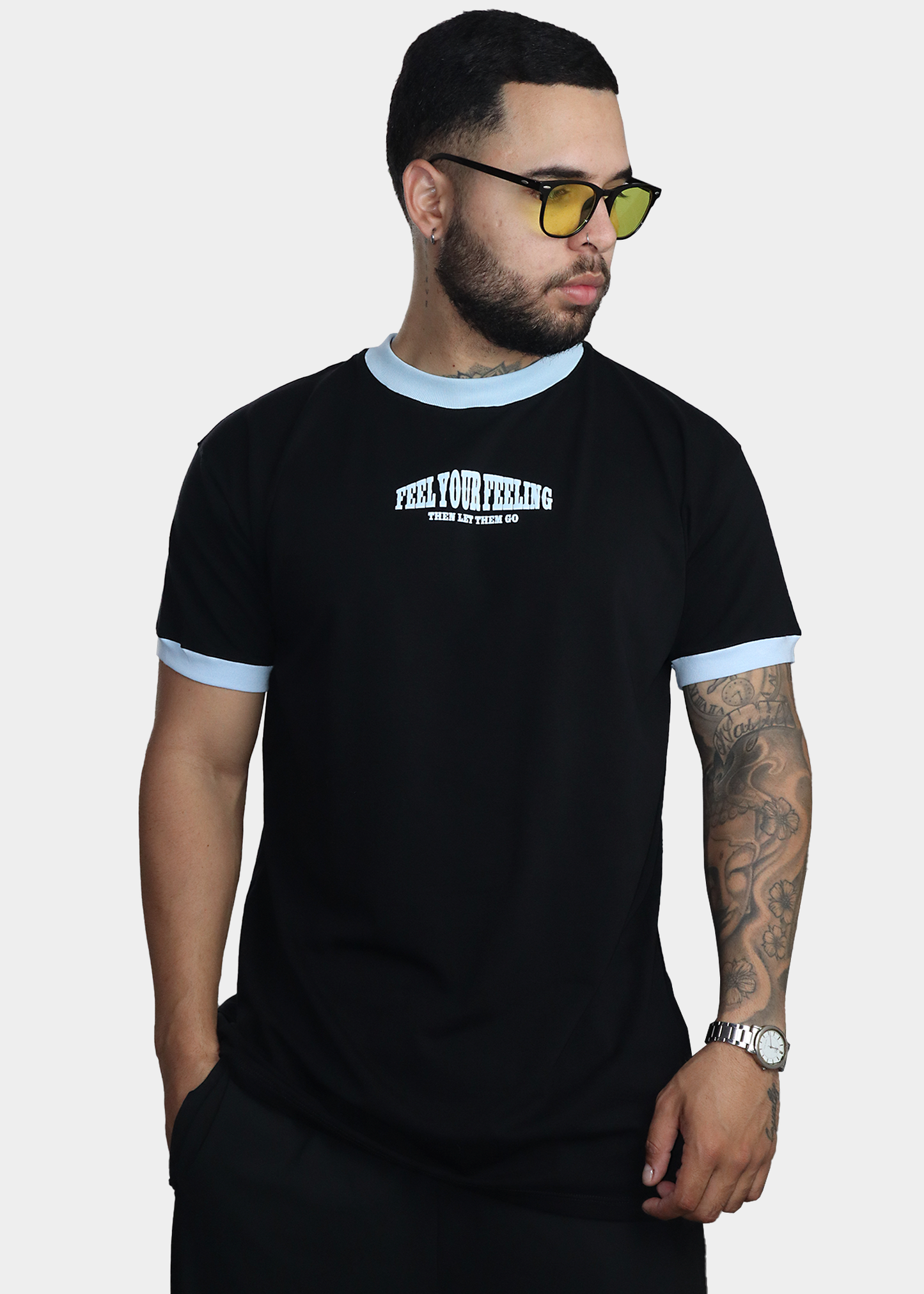 Camiseta negra cuello azul